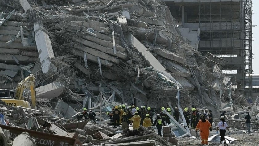 Hay tres muertos y 81 atrapados bajo el edificio derrumbado en Bangkok