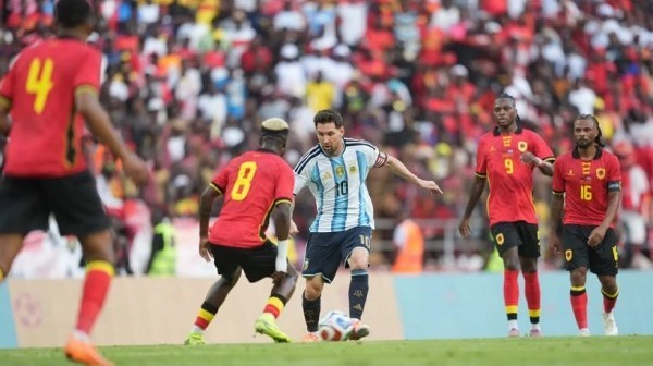 La selección argentina le ganó 2-0 a Angola en su último partido del año